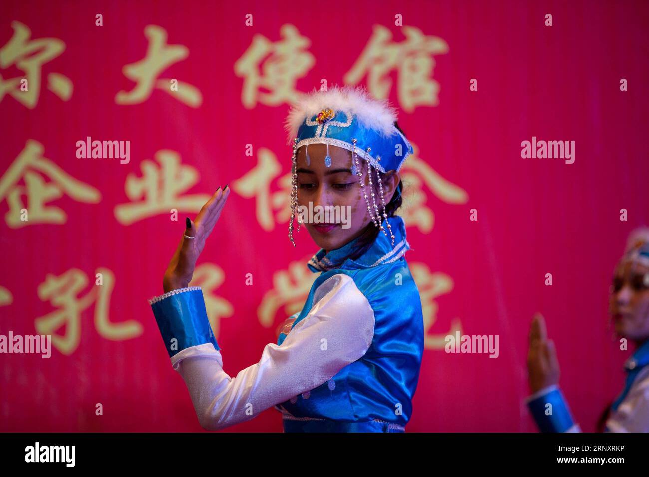 (180211) -- KATHMANDU, 11 febbraio 2018 -- Uno studente nepalese esegue danza durante la celebrazione del Capodanno lunare cinese e del Gran finale Voice of China a Kathmandu, Nepal, il 10 febbraio 2018. L'evento è stato organizzato dall'Ambasciata Cinese in Nepal, dall'Associazione delle imprese cinesi e dall'Istituto Confucio dell'Università di Kathmandu. )(zcc) NEPAL-KATHMANDU-CHINA-CELEBRATION pratapxthapa PUBLICATIONxNOTxINxCHN Foto Stock