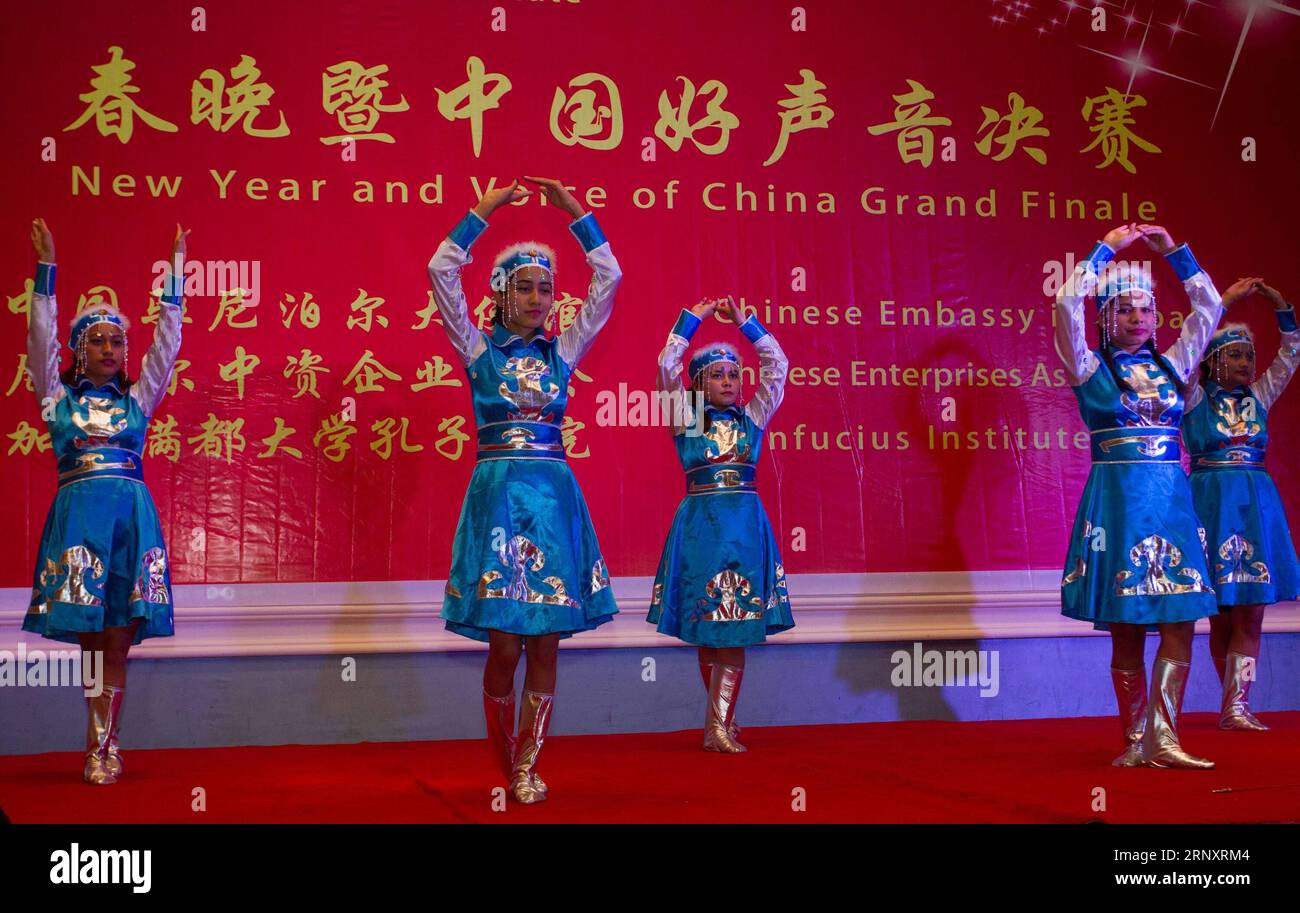 (180211) -- KATHMANDU, 11 febbraio 2018 -- studenti nepalesi si esibiscono in danza durante la celebrazione del Capodanno lunare cinese e del Gran finale Voice of China a Kathmandu, Nepal, il 10 febbraio 2018. L'evento è stato organizzato dall'Ambasciata Cinese in Nepal, dall'Associazione delle imprese cinesi e dall'Istituto Confucio dell'Università di Kathmandu. )(zcc) NEPAL-KATHMANDU-CHINA-CELEBRATION pratapxthapa PUBLICATIONxNOTxINxCHN Foto Stock
