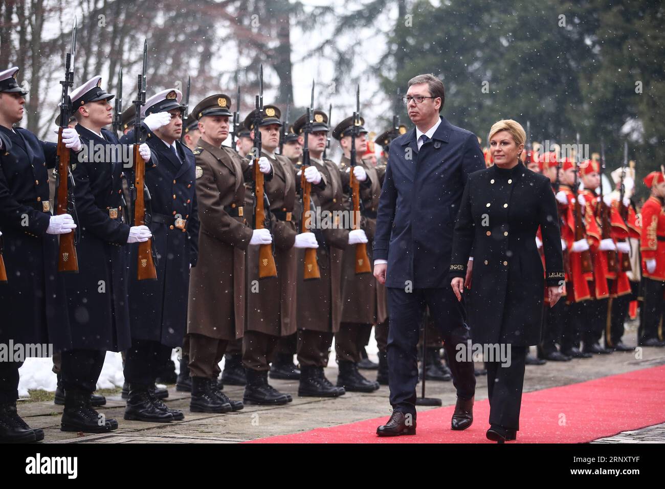 (180212) -- ZAGABRIA, 12 febbraio 2018 -- il presidente croato Kolinda Grabar-Kitarovic (1° R, fronte) e il presidente serbo in visita Aleksandar Vucic (2° R, fronte) esaminano la guardia d'onore durante una cerimonia di benvenuto a Zagabria, Croazia, il 12 febbraio 2018. I presidenti di Croazia e Serbia si sono impegnati lunedì a lavorare per alleviare le tensioni tra i due paesi vicini, derivanti da una sanguinosa rottura della ex Jugoslavia negli anni '1990, tra le proteste dei veterani di guerra croati. ) CROAZIA-ZAGABRIA-PRESIDENTE SERBO-VISITA IgorxSoban PUBLICATIONxNOTxINxCHN Foto Stock