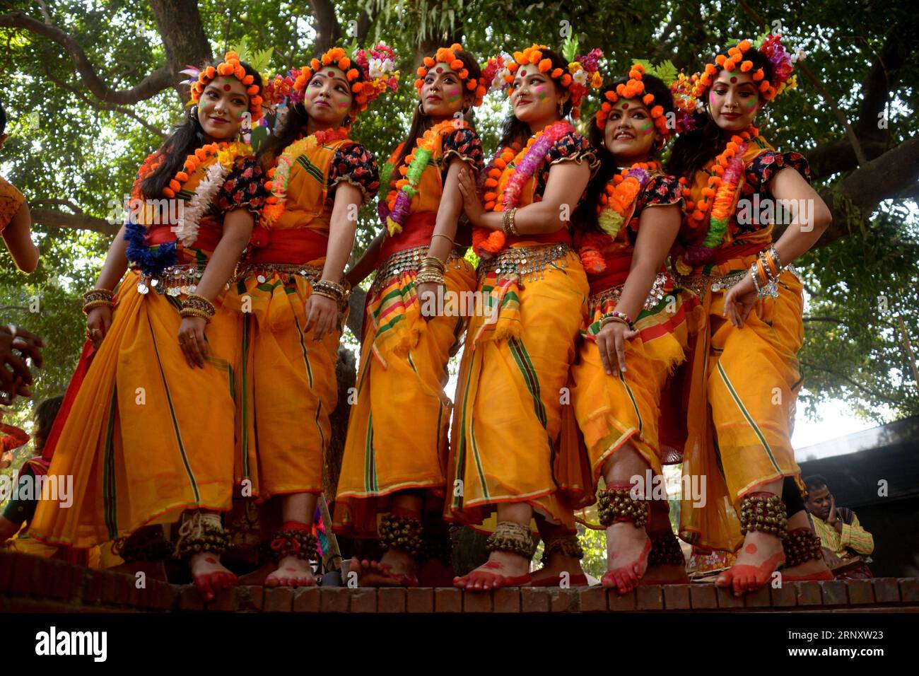 (180213) -- DACCA, 13 febbraio 2018 -- giovani donne bengalesi posano per le foto mentre celebrano il Pahela Falgun festival a Dacca, Bangladesh, 13 febbraio 2018. Il popolo del Bangladesh ha celebrato il martedì Pohela Falgun, annunciando l'arrivo della primavera. (srb) BANGLADESH-DACCA-SPRING-FESTIVAL SalimxReza PUBLICATIONxNOTxINxCHN Foto Stock