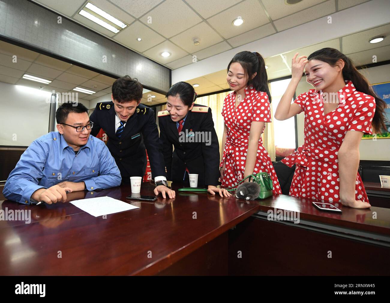 (180213) -- PECHINO, 13 febbraio 2018 -- i membri di un team di arte ferroviaria discutono il contenuto delle loro prestazioni in un ufficio a Pechino, capitale della Cina, 12 febbraio 2018. Un team di arte ferroviaria ha fornito uno spettacolo gratuito per i passeggeri sul treno G13 come celebrazione del prossimo Festival di Primavera). (mp) CHINA-HIGH-SPEED RAIL-PERFORMANCE (CN) ZhanxChenlin PUBLICATIONxNOTxINxCHN Foto Stock