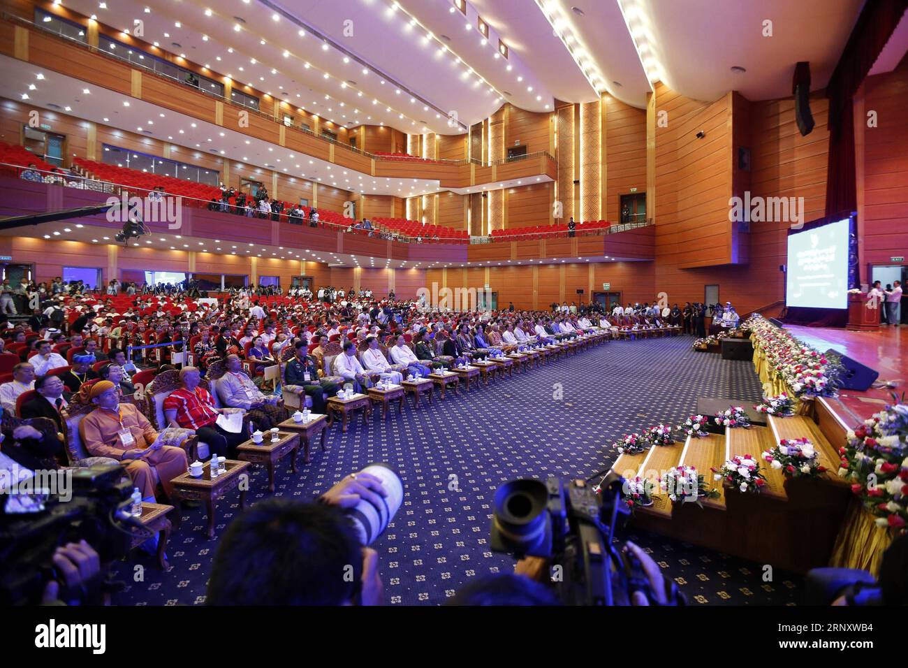 (180213) -- NAY PYI TAW, 13 febbraio 2018 -- foto scattata il 13 febbraio 2018 mostra la cerimonia di firma dell'accordo di cessate il fuoco a livello nazionale presso il Myanmar International Convention Center (MICC) a Nay Pyi Taw, Myanmar, 13 febbraio 2108. Il governo del Myanmar e altri due gruppi etnici armati hanno firmato l'accordo di cessate il fuoco a livello nazionale (NCA) a Nay Pyi Taw martedì. ) (SRB) MYANMAR-NAY PYI TAW-NATIONAL CESSATE IL FUOCO CERIMONIA DI FIRMA DELL'ACCORDO UXAUNG PUBLICATIONXNOTXINXCHN Foto Stock