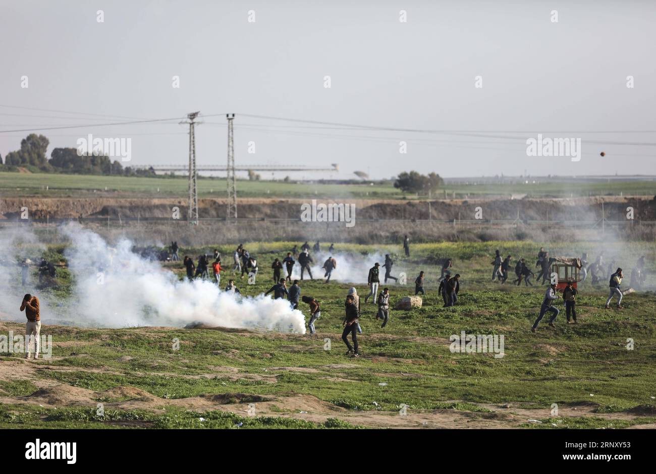 (180217) -- GAZA, 17 febbraio 2018 -- i manifestanti palestinesi corrono per coprire il gas lacrimogeno sparato dalle truppe israeliane durante gli scontri vicino al confine tra Israele e la Striscia di Gaza orientale, il 16 febbraio 2018. Un totale di 40 manifestanti palestinesi sono stati feriti negli scontri con soldati israeliani nella Striscia di Gaza e in Cisgiordania venerdì pomeriggio, hanno detto fonti locali. )(cd) MIDEAST-GAZA-CLASHES WissamxNassar PUBLICATIONxNOTxINxCHN Foto Stock