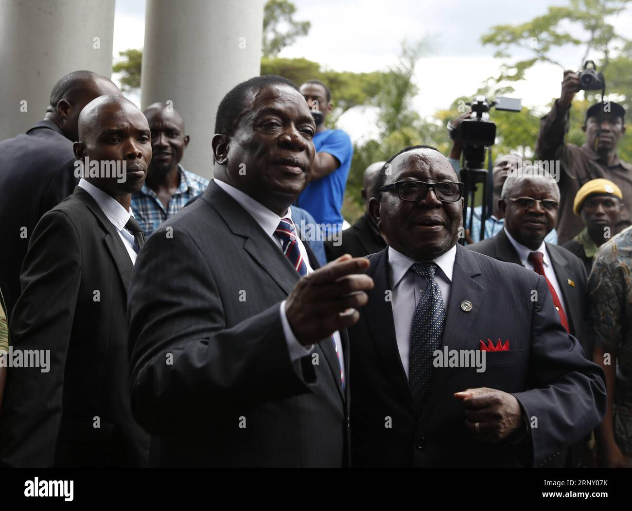 (180218) -- HARARE, 18 febbraio 2018 -- il presidente dello Zimbabwe Emmerson Mnangagwa (L, Front) si rivolge ai lamenti di Morgan Tsvangirai, ex primo ministro dello Zimbabwe e leader del movimento di opposizione per il cambiamento democratico, a Harare, Zimbabwe, il 18 febbraio 2017. Il presidente dello Zimbabwe Emmerson Mnangagwa ha detto domenica che il governo adempirà alla sua promessa finanziaria e materiale fatta a Morgan Tsvangirai. ) ZIMBABWE-HARARE-TSVANGIRAI-SERVIZIO COMMEMORATIVO ShaunxJusa PUBLICATIONxNOTxINxCHN Foto Stock