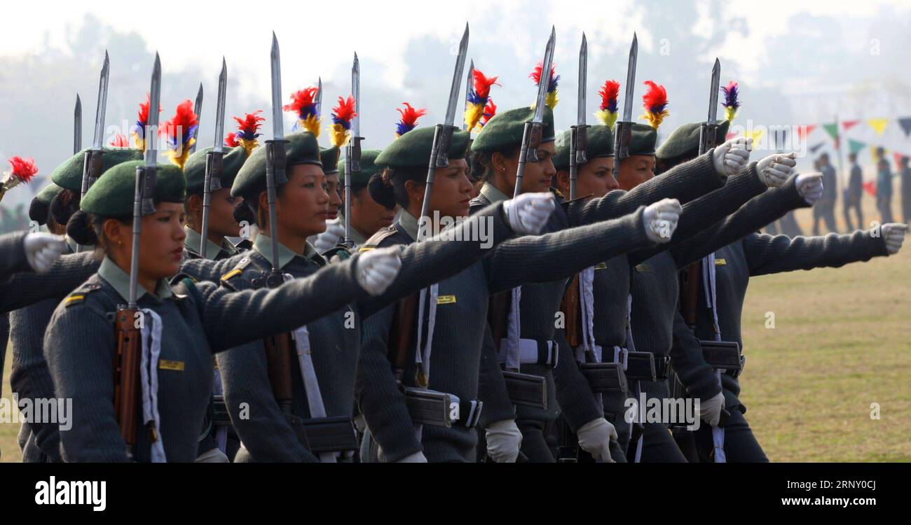 (180219) -- KATHMANDU, 19 febbraio 2018 -- i poliziotti sfilano durante la celebrazione della giornata nazionale della democrazia a Tundikhel a Kathmandu, Nepal, 19 febbraio 2018. Il 68° giorno della democrazia è stato osservato lunedì con vari programmi in tutto il Nepal per commemorare il giorno in cui la nazione ha raggiunto la libertà dal regime di Rana. )(srb) NEPAL-KATHMANDU-NATIONAL DEMOCRACY DAY SunilxSharma PUBLICATIONxNOTxINxCHN Foto Stock