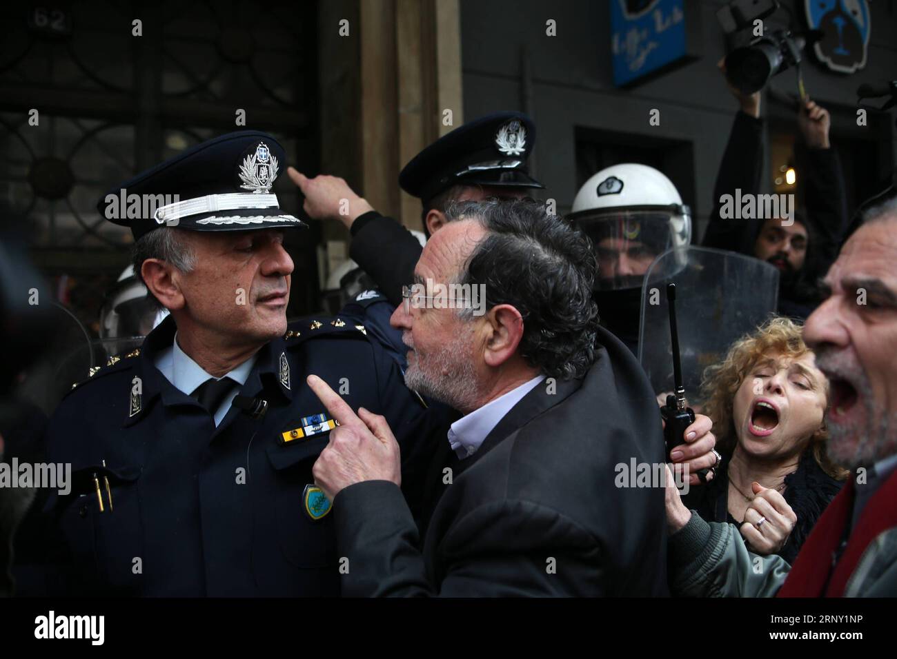 (180221) -- ATENE, 21 febbraio 2018 -- i manifestanti manifestano contro le aste di proprietà precluse al di fuori di un ufficio notarile ad Atene, Grecia, il 21 febbraio 2018. Le autorità greche accelereranno le aste di proprietà precluse, che sono condotte solo elettronicamente a partire da mercoledì, secondo la nuova legge votata dal parlamento il mese scorso. Oltre 1.700 aste erano state programmate fino a mercoledì per avere luogo nelle prossime settimane tramite una speciale piattaforma elettronica istituita in collaborazione con le associazioni di notai di tutta la Grecia . ) GRECIA-ATENE-PROPRIETÀ PRECLUSE-ASTE-PROTESTA MARIOS Foto Stock