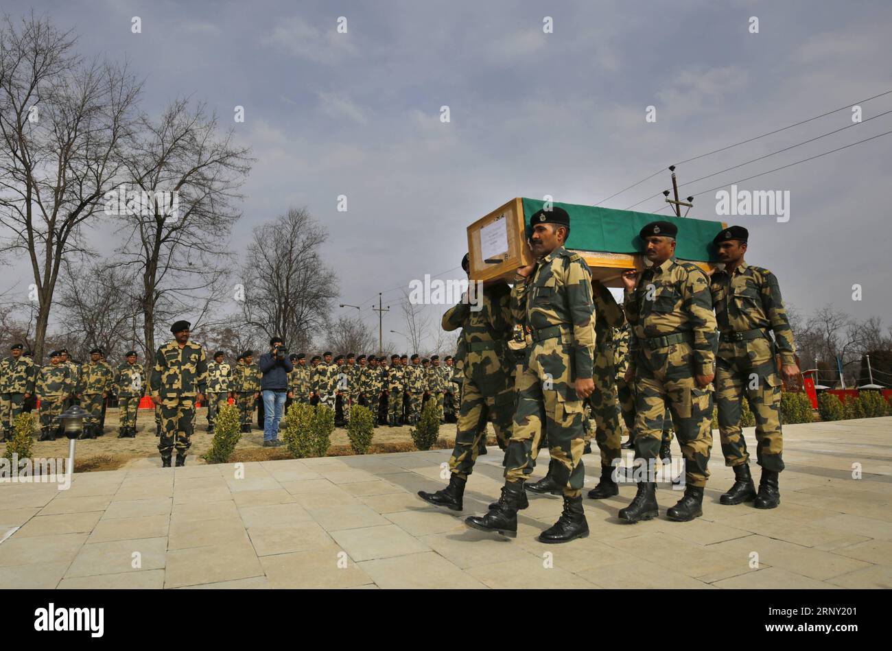 (180222) -- SRINAGAR, 22 febbraio 2018 -- le guardie di frontiera dell'India Border Security Force (BSF) trasportano la bara del loro collega durante la sua cerimonia di posa della corona nel loro campo base nella periferia della città di Srinagar, la capitale estiva del Kashmir controllato dagli indiani, 22 febbraio 2018. Una guardia di frontiera della BSF indiana è stata uccisa nel sparare al settore Tanghdar nel distretto di frontiera Kupwara sulla linea di controllo (Loc) che divide il Kashmir. (rh) CERIMONIA DI POSA DEL KASHMIR-SRINAGAR-WREATH JavedxDar PUBLICATIONxNOTxINxCHN Foto Stock