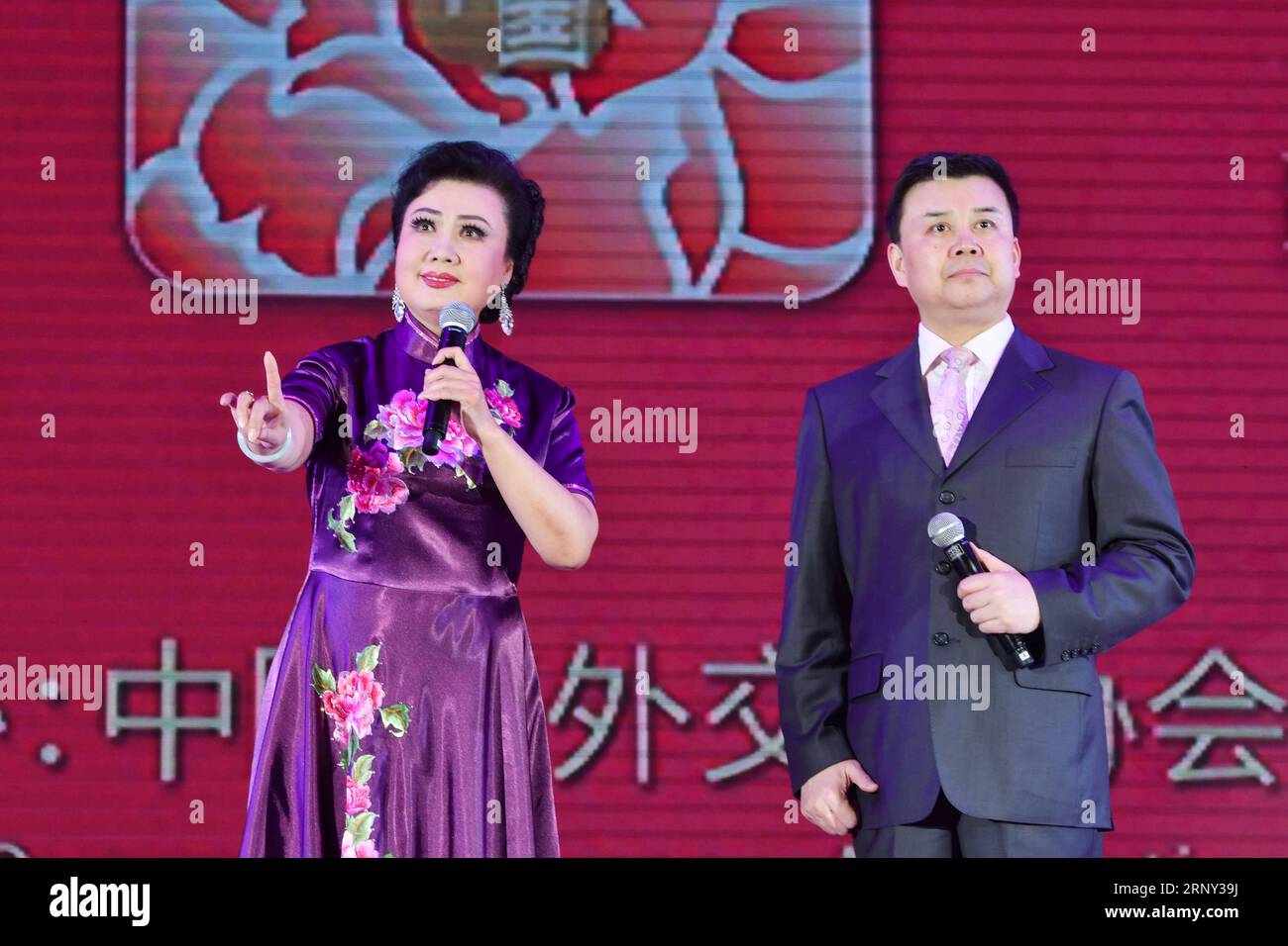 (180224) -- KUALA LUMPUR, 24 febbraio 2018 -- gli artisti dell'Opera di Pechino Wang Rongrong (L) e Du Peng si esibiscono durante le Culture of China, Festival of Spring Malaysia-China Cultural Exchange a Kuala Lumpur, Malaysia, il 24 febbraio 2018. The Cultures of China, troupe d'arte del Festival of Spring dalla Cina ha fatto la sua prima esibizione in Malesia sabato, alla quale hanno partecipato oltre 3.000 spettatori. ) SCAMBIO CULTURALE MALESIA-KUALA LUMPUR-MALESIA-CINA-PERFORMANCE CHONGXVOONXCHUNG PUBLICATIONXNOTXINXCHN Foto Stock