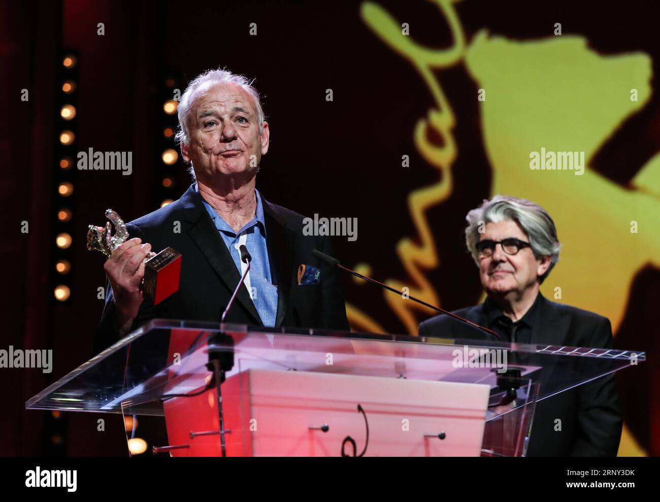 (180225) -- BERLINO, 25 febbraio 2018 -- doppiatore del film d'animazione Isle of Dogs Bill Murray (L) riceve l'Orso d'argento come miglior regista per conto del regista Wes Anderson durante la cerimonia di premiazione del 68° Festival internazionale del cinema di Berlino, a Berlino, in Germania, il 24 febbraio 2018. ) (Djj) GERMANIA-BERLINO-68° FESTIVAL INTERNAZIONALE DEL CINEMA DI BERLINO-PREMI ShanxYuqi PUBLICATIONxNOTxINxCHN Foto Stock