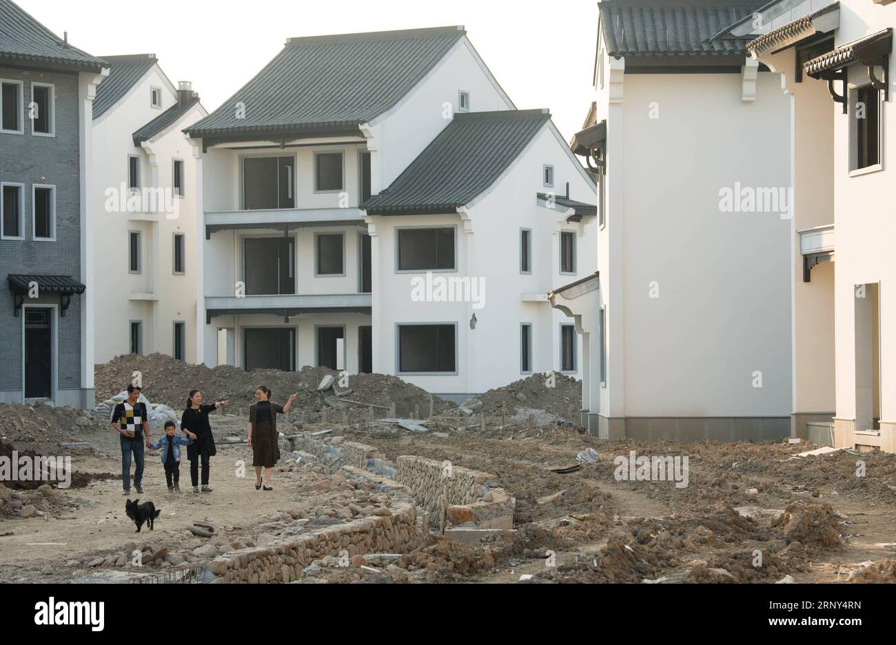 (180227) -- PECHINO, 27 febbraio 2018 -- gli abitanti del villaggio camminano in una nuova area residenziale in costruzione nel villaggio di Dazhuyuan della contea di Anji, nella provincia dello Zhejiang della Cina orientale, 2 novembre 2017. Le sessioni politiche annuali della Cina del Congresso Nazionale del popolo (NPC) e del Comitato Nazionale della Conferenza politica consultiva del popolo cinese (CPPCC) sono previste per marzo 2018. Durante le due sessioni, gli ordini del giorno dello sviluppo saranno esaminati e discussi e verranno adottate le politiche chiave. Secondo il tredicesimo piano quinquennale per lo sviluppo economico e sociale della Cina che copre il perio Foto Stock