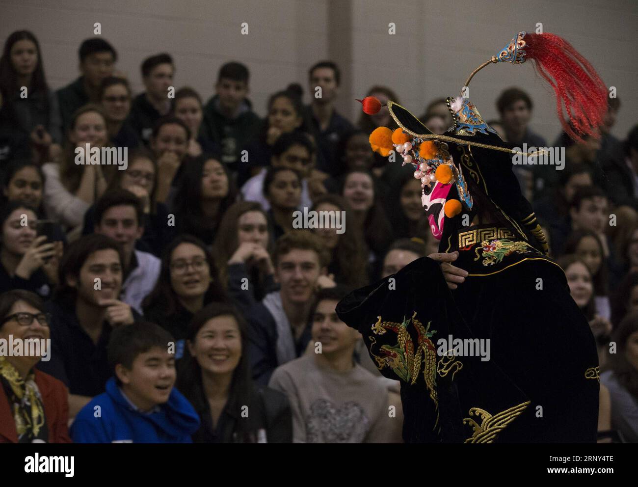 (180227) -- HOUSTON, 27 febbraio 2018 -- il pubblico guarda l'opera del Sichuan che cambia la performance durante l'anno della performance Dog alla Awty International School di Houston, Texas, Stati Uniti il 26 febbraio 2018. La Awty International School di Houston, Texas Monday ha presentato lo spettacolo Year of the Dog per osservare il Capodanno lunare cinese a una folla di 2.000 persone. ) (Djj) CAPODANNO USA-HOUSTON-CINESE Yi-ChinxLee PUBLICATIONxNOTxINxCHN Foto Stock