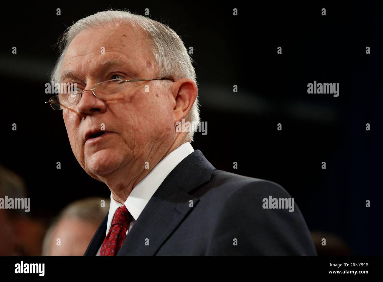 (180228) -- WASHINGTON, 28 febbraio 2018 -- il procuratore generale degli Stati Uniti Jeff Sessions parla a una conferenza stampa sulla nuova politica in materia di droga oppioide al Dipartimento di giustizia degli Stati Uniti a Washington, negli Stati Uniti, il 27 febbraio 2018. Il Dipartimento di giustizia degli Stati Uniti ha annunciato martedì che presenterà una dichiarazione di interesse in un'azione multidistretto riguardante centinaia di cause legali contro produttori e distributori di oppioidi. Ting Shen) (yy) U.S.-WASHINGTON-DIPARTIMENTO DI GIUSTIZIA-OPPIOIDI DRUG POLICY shenxting PUBLICATIONxNOTxINxCHN Foto Stock