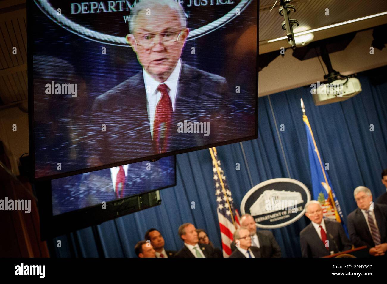 (180228) -- WASHINGTON, 28 febbraio 2018 -- il procuratore generale degli Stati Uniti Jeff Sessions se ne va dopo una conferenza stampa sulla nuova politica degli oppioidi presso il Dipartimento di giustizia degli Stati Uniti a Washington, Stati Uniti, il 27 febbraio 2018. Il Dipartimento di giustizia degli Stati Uniti ha annunciato martedì che presenterà una dichiarazione di interesse in un'azione multidistretto riguardante centinaia di cause legali contro produttori e distributori di oppioidi. Ting Shen) (yy) U.S.-WASHINGTON-DIPARTIMENTO DI GIUSTIZIA-OPPIOIDI DRUG POLICY shenxting PUBLICATIONxNOTxINxCHN Foto Stock