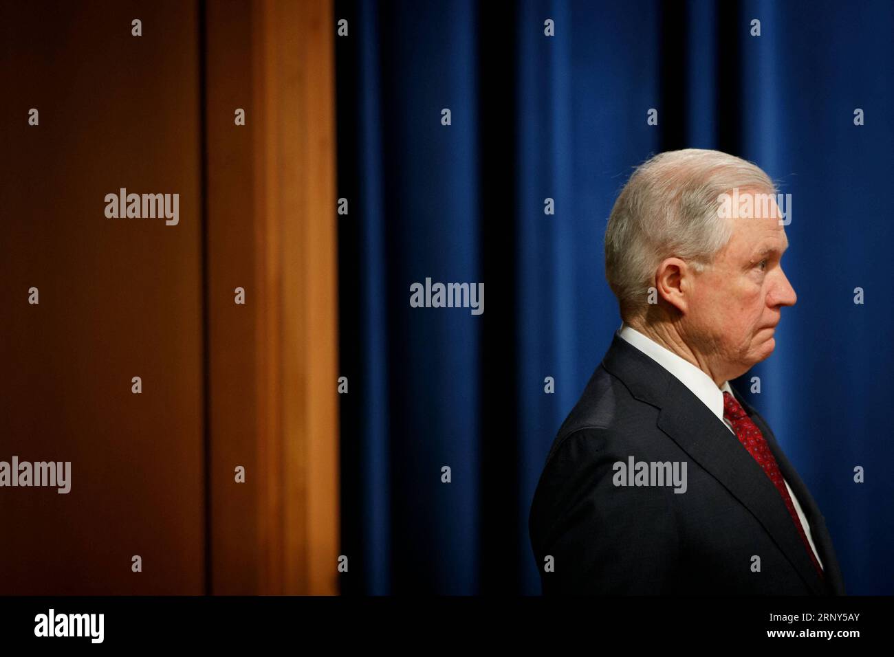 (180228) -- WASHINGTON, 28 febbraio 2018 -- il procuratore generale degli Stati Uniti Jeff Sessions se ne va dopo una conferenza stampa sulla nuova politica degli oppioidi presso il Dipartimento di giustizia degli Stati Uniti a Washington, Stati Uniti, il 27 febbraio 2018. Il Dipartimento di giustizia degli Stati Uniti ha annunciato martedì che presenterà una dichiarazione di interesse in un'azione multidistretto riguardante centinaia di cause legali contro produttori e distributori di oppioidi. Ting Shen) (yy) U.S.-WASHINGTON-DIPARTIMENTO DI GIUSTIZIA-OPPIOIDI DRUG POLICY shenxting PUBLICATIONxNOTxINxCHN Foto Stock