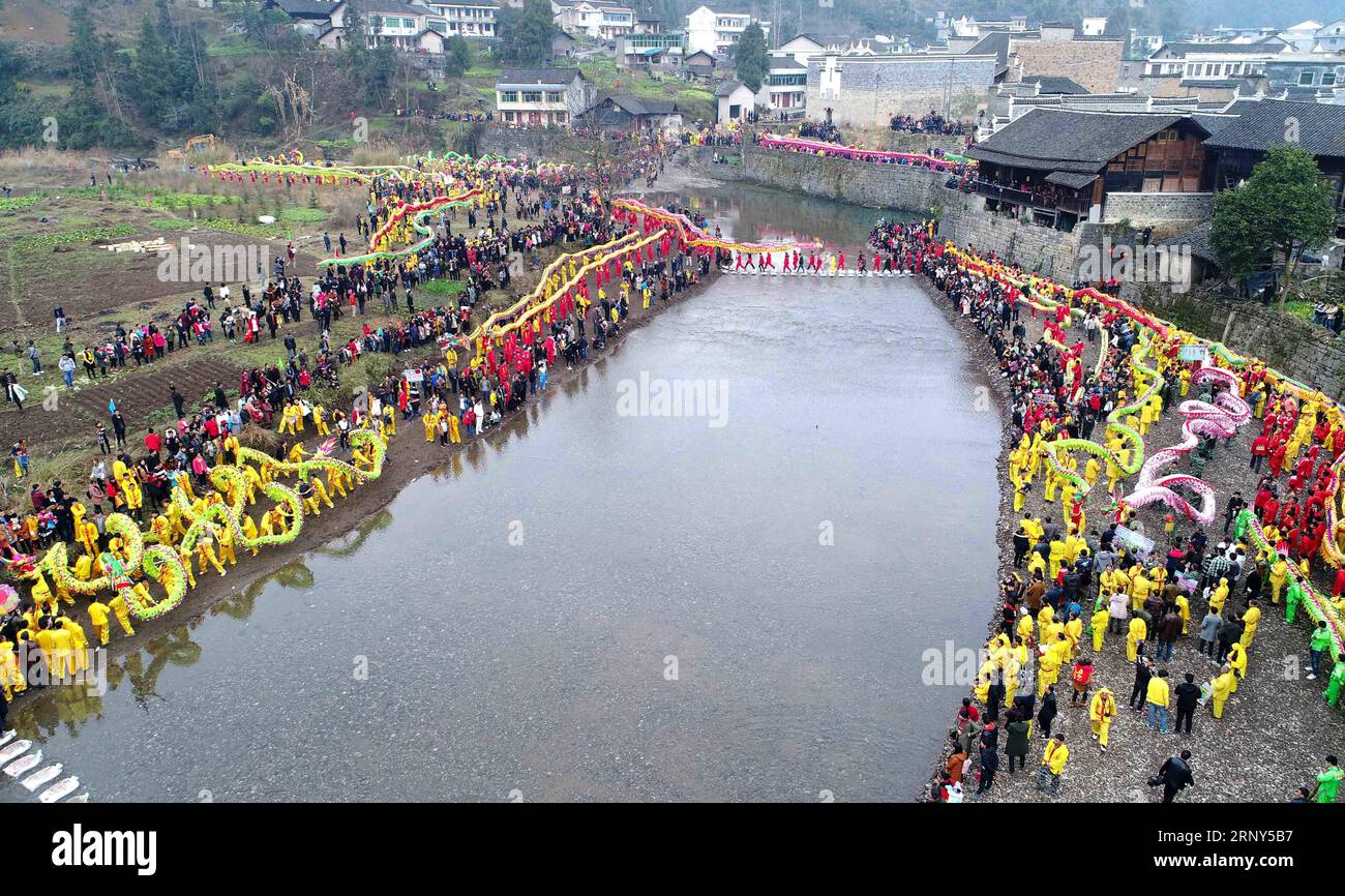 (180228) -- TONGREN, 28 febbraio 2018 -- gli abitanti del villaggio si riuniscono per assistere a una parata di danza del drago nell'antica città di Zhaiying della contea autonoma di Songtao Miao a Tongren, nella provincia di Guizhou nella Cina sud-occidentale, 28 febbraio 2018. Mercoledì si è tenuto qui un festival culturale d'arte della danza del drago. )(mcg) CHINA-GUIZHOU-TONGREN-DRAGON DANCE (CN) LongxYuanbin PUBLICATIONxNOTxINxCHN Foto Stock