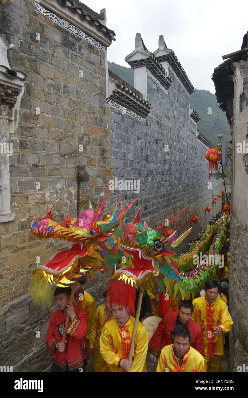 (180228) -- TONGREN, 28 febbraio 2018 -- gli abitanti del villaggio prendono parte a una parata di danza del drago nell'antica città di Zhaiying nella contea autonoma di Songtao Miao a Tongren, nella provincia di Guizhou, nella Cina sud-occidentale, 28 febbraio 2018. Mercoledì si è tenuto qui un festival culturale d'arte della danza del drago. )(mcg) CHINA-GUIZHOU-TONGREN-DRAGON DANCE (CN) LixPingmao PUBLICATIONxNOTxINxCHN Foto Stock