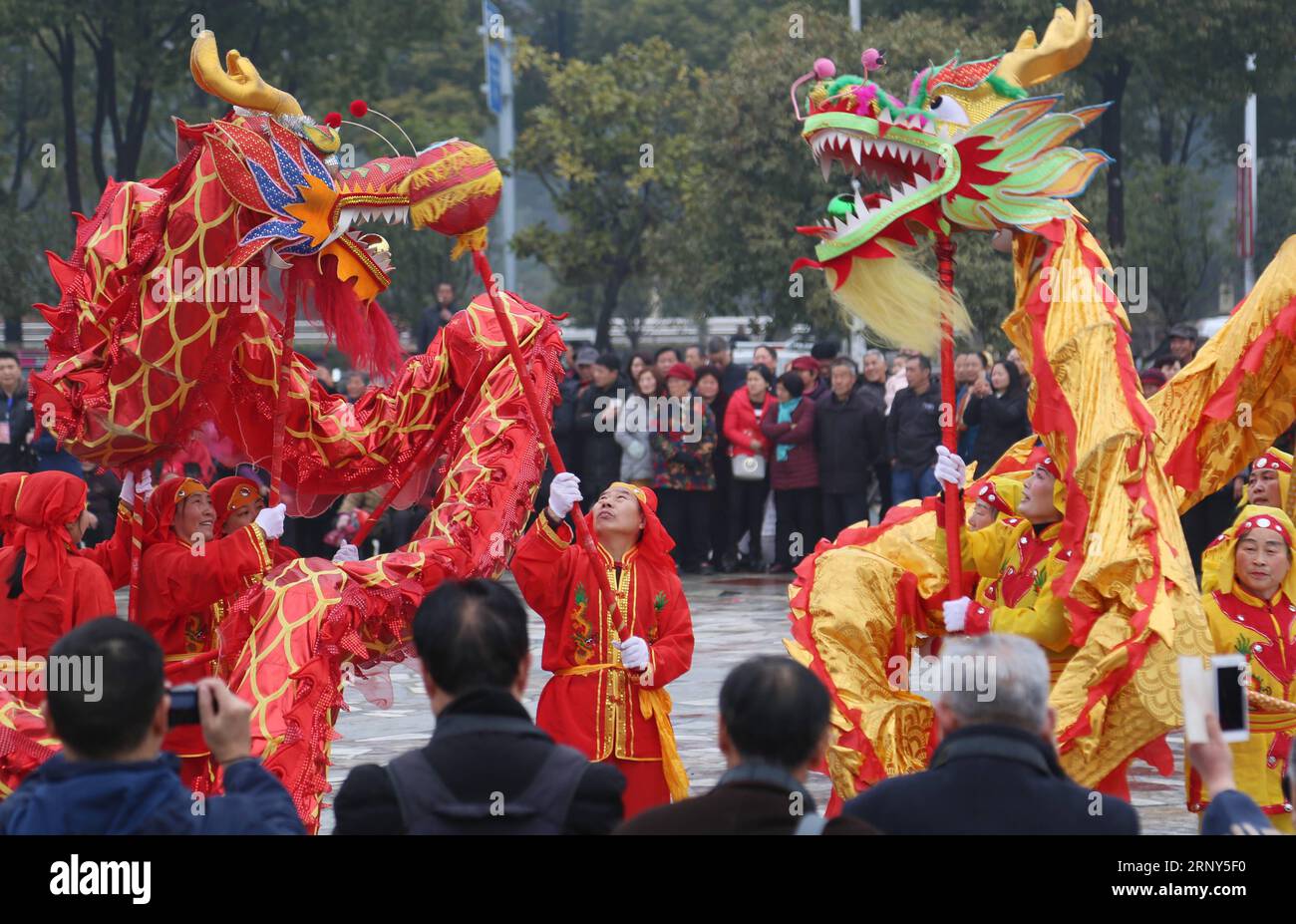 (180228) -- XIANGYANG, 28 febbraio 2018 -- gli attori eseguono la danza del drago per salutare il Festival delle Lanterne nel distretto di Xiangzhou di Xiangyang, provincia di Hubei, Cina centrale, 28 febbraio 2018. Il Festival delle Lanterne cade il 2 marzo di quest'anno. )(mcg) CHINA-LANTERN FESTIVAL-SPETTACOLO FOLK (CN) LixXuhui PUBLICATIONxNOTxINxCHN Foto Stock