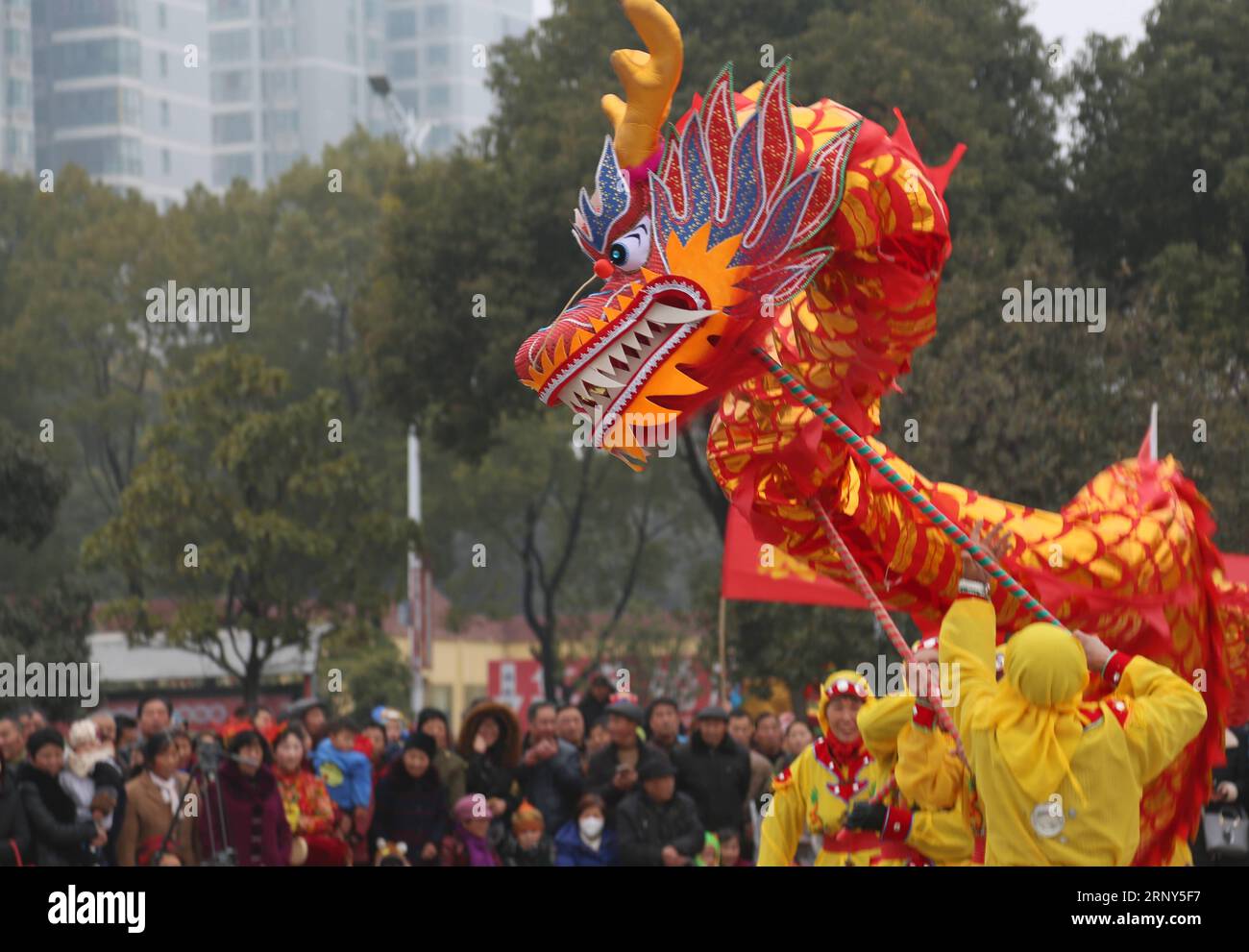 (180228) -- XIANGYANG, 28 febbraio 2018 -- gli attori eseguono la danza del drago per salutare il Festival delle Lanterne nel distretto di Xiangzhou di Xiangyang, provincia di Hubei, Cina centrale, 28 febbraio 2018. Il Festival delle Lanterne cade il 2 marzo di quest'anno. )(mcg) CHINA-LANTERN FESTIVAL-SPETTACOLO FOLK (CN) LixXuhui PUBLICATIONxNOTxINxCHN Foto Stock