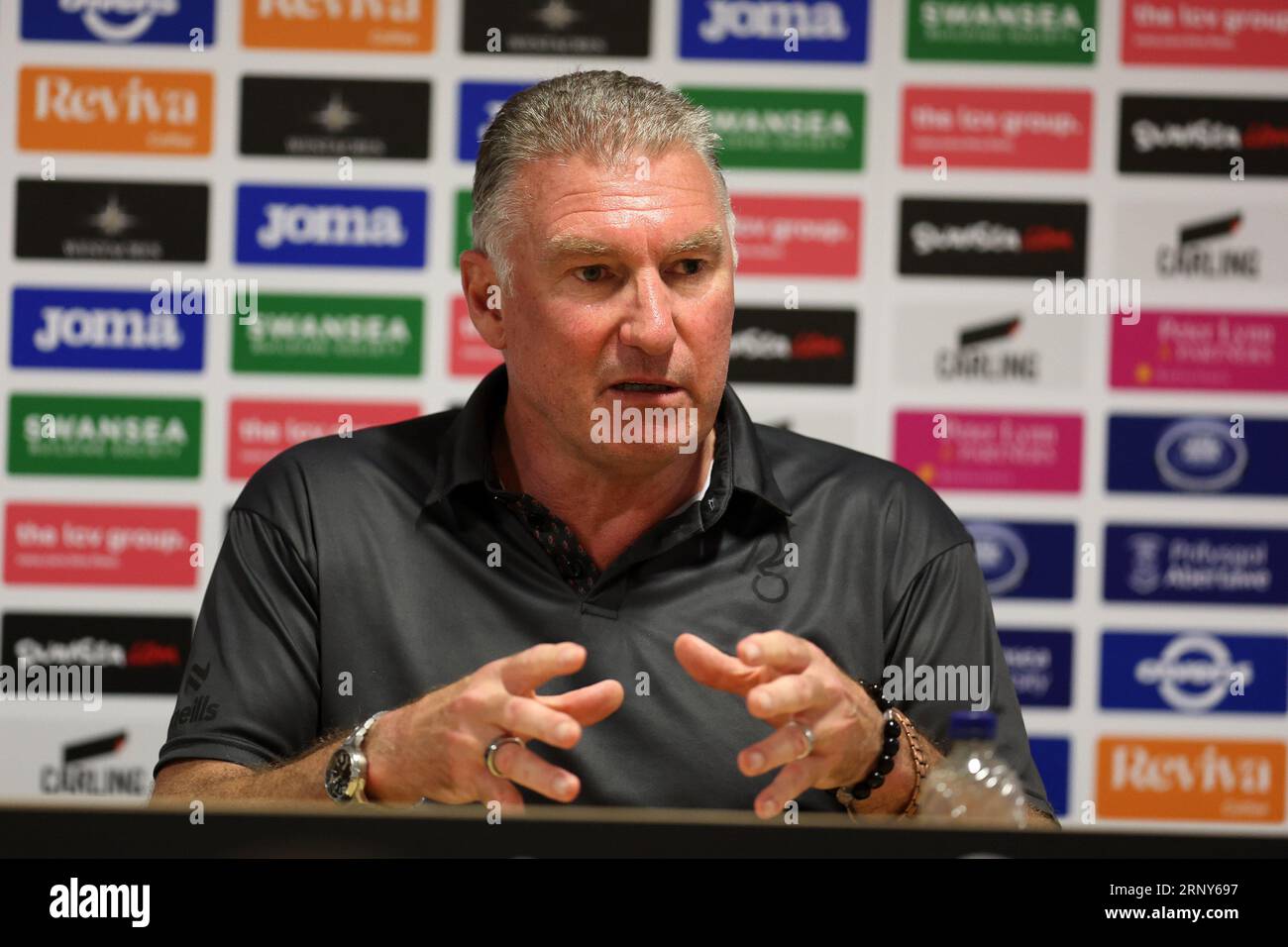 Swansea, Regno Unito. 2 settembre 2023. Nigel Pearson, il manager del Bristol City, parla con i media durante la conferenza stampa post-partita. Partita di campionato EFL Skybet, Swansea City contro Bristol City allo Stadio Swansea.com di Swansea, Galles, sabato 2 settembre 2023. Questa immagine può essere utilizzata solo per scopi editoriali. Solo per uso editoriale, foto di Andrew Orchard/Andrew Orchard fotografia sportiva/Alamy Live news credito: Andrew Orchard fotografia sportiva/Alamy Live News Foto Stock