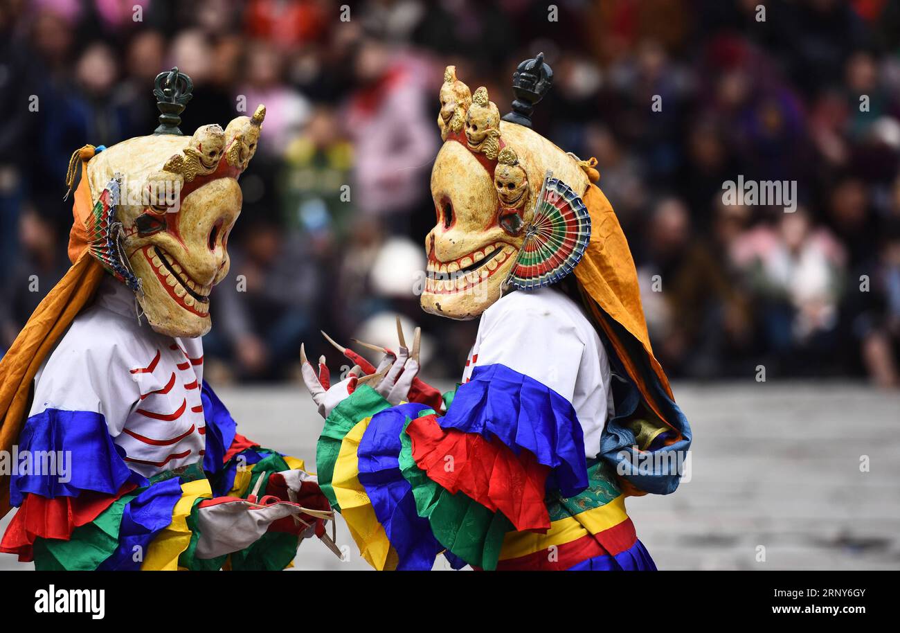 (180302) -- HUANGZHONG, 2 marzo 2018 -- i monaci eseguono Tiaoqian , una danza religiosa mascherata con una storia di quasi 300 anni, al monastero di Kumbum nella contea di Huangzhong, nella provincia del Qinghai della Cina nord-occidentale, 1 marzo 2018. )(ry) CHINA-QINGHAI-KUMBUM MONASTERO-RITUALE RELIGIOSO (CN) ZhangxHongxiang PUBLICATIONxNOTxINxCHN Foto Stock