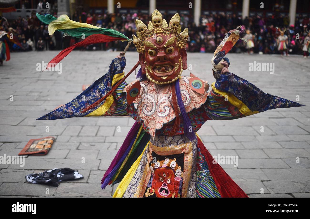 (180302) -- HUANGZHONG, 2 marzo 2018 -- Un monaco esegue Tiaoqian , una danza religiosa mascherata con una storia di quasi 300 anni, al monastero di Kumbum nella contea di Huangzhong, nella provincia di Qinghai della Cina nord-occidentale, 1 marzo 2018. )(ry) CHINA-QINGHAI-KUMBUM MONASTERO-RITUALE RELIGIOSO (CN) ZhangxHongxiang PUBLICATIONxNOTxINxCHN Foto Stock