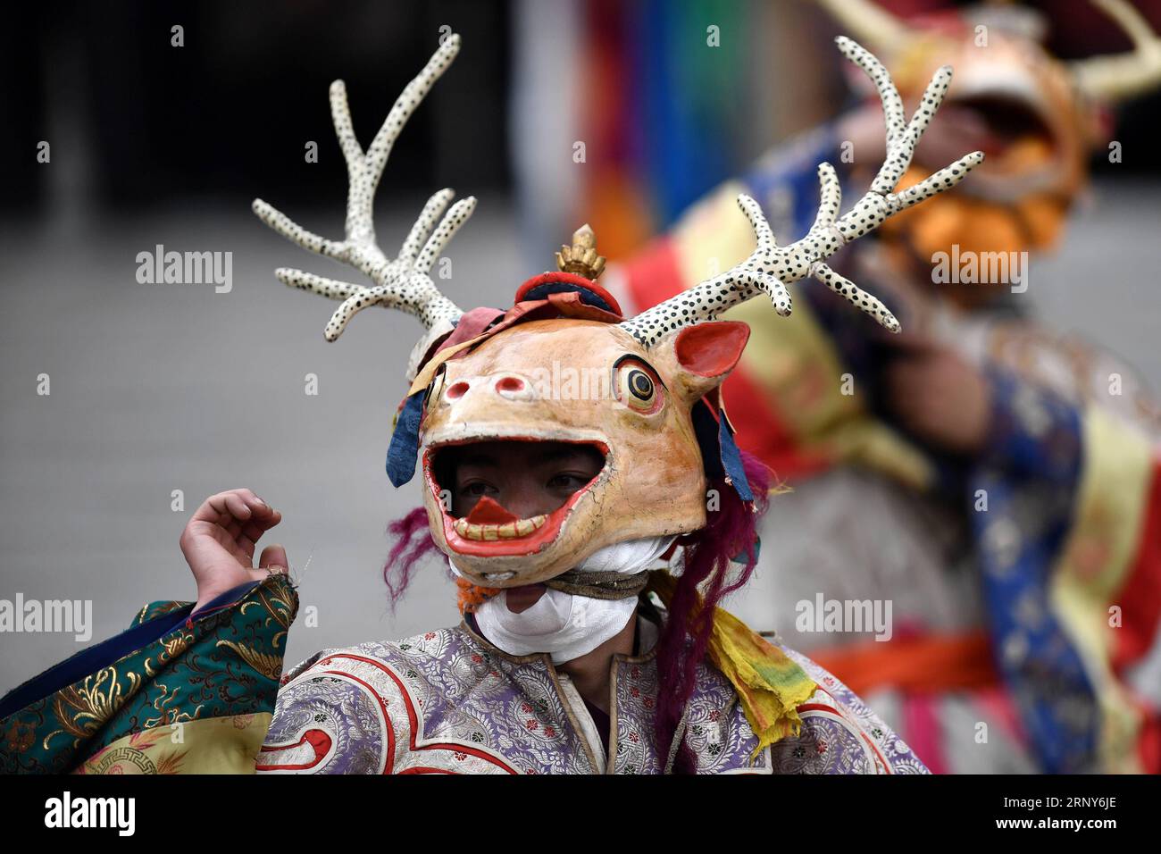 (180302) -- HUANGZHONG, 2 marzo 2018 -- Un monaco esegue Tiaoqian , una danza religiosa mascherata con una storia di quasi 300 anni, al monastero di Kumbum nella contea di Huangzhong, nella provincia di Qinghai della Cina nord-occidentale, 1 marzo 2018. )(ry) CHINA-QINGHAI-KUMBUM MONASTERO-RITUALE RELIGIOSO (CN) ZhangxHongxiang PUBLICATIONxNOTxINxCHN Foto Stock
