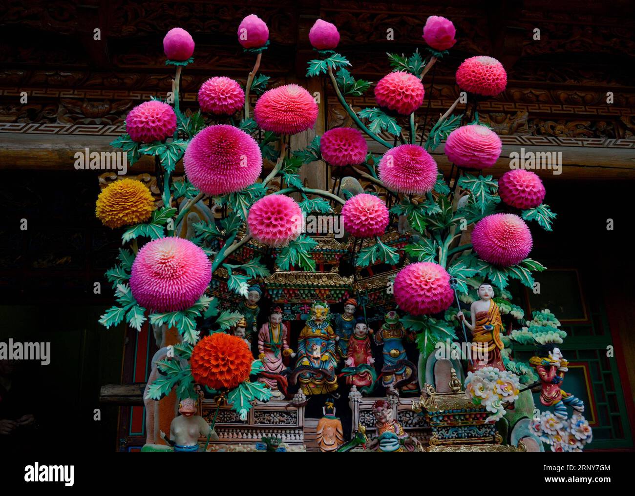(180303) -- XINING, 3 marzo 2018 -- sculture di burro sono esposte in una mostra al monastero di Kumbum nella contea di Huangzhong di Xining, capitale della provincia del Qinghai della Cina nord-occidentale, 2 marzo 2018. Le sculture di burro sono fatte a mano da lama nelle forme di statuette di Buddha, alberi, fiori, uccelli e animali. (Ry) CHINA-QINGHAI-XINING-BUTTER SCULTURES (CN) QixZheng PUBLICATIONxNOTxINxCHN Foto Stock
