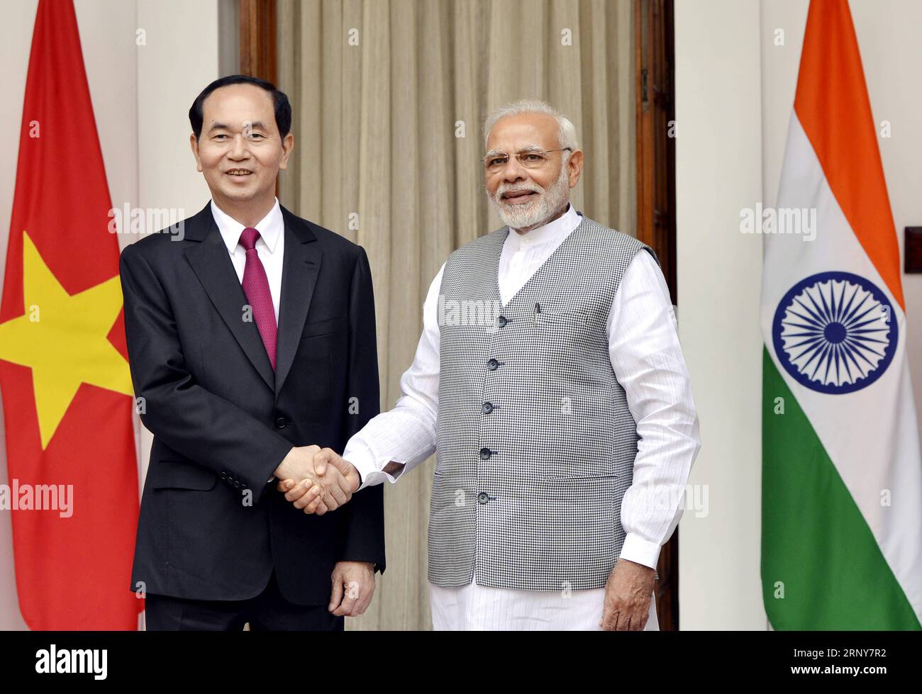 (180303) -- NUOVA DELHI, 3 marzo 2018 -- il presidente vietnamita Tran dai Quang (L) stringe la mano al primo ministro indiano Narendra modi prima del loro incontro alla Hyderabad House a nuova Delhi, capitale dell'India il 3 marzo 2018. ) (swt) INDIA-NUOVA DELHI-VIETNAM-MEETING ParthaxSarkar PUBLICATIONxNOTxINxCHN Foto Stock