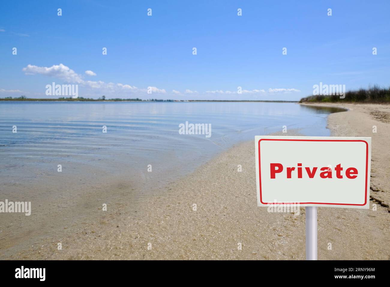 Cartello con la parola Private sulla spiaggia sabbiosa vicino al fiume Foto Stock