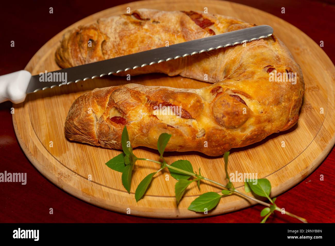 Tradizionale pane rustico con salsiccia al peperoni Foto Stock