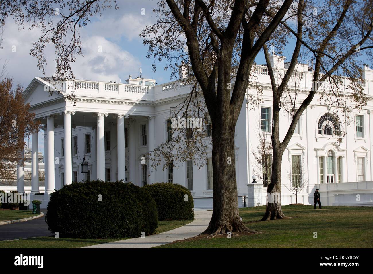 (180308) -- WASHINGTON, 8 marzo 2018 -- foto scattata l'8 marzo 2018 mostra l'esteriorità della Casa Bianca a Washington D.C., negli Stati Uniti. Giovedì il presidente degli Stati Uniti Donald Trump ha formalmente firmato i proclami per imporre tariffe elevate su acciaio e alluminio importati in mezzo al crescente dissenso da parte dei gruppi commerciali e dei partner commerciali di tutto il mondo ). U.S.-WASHINGTON D.C.-TRUMP-TARIFFS-STEEL-ALUMINIUM TINGXSHEN PUBLICATIONXNOTXINXCHN Foto Stock