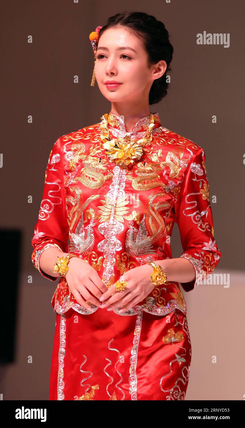 (180312) - HONG KONG, 12 marzo 2018 - Un modello presenta un abito da sposa cinese durante l'Hong Kong Wedding and Overseas Wedding Expo 2018 a Hong Kong, Cina meridionale, 11 marzo 2018. ) (Ry) CHINA-HONG KONG-WEDDING EXPO (CN) LixPeng PUBLICATIONxNOTxINxCHN Foto Stock