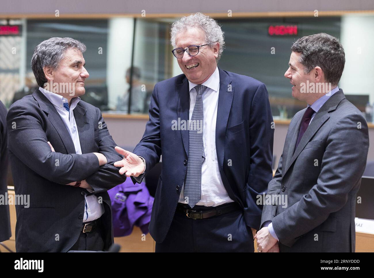 (180312) -- BRUXELLES, 12 marzo 2018 -- il ministro delle finanze greco Euclid Tsakalotos (L), il ministro delle finanze lussemburghese Pierre Gramegna (C) e il ministro delle finanze irlandese Paschal Donohoe discutono prima di una riunione dei ministri delle finanze dell'Eurogruppo a Bruxelles, Belgio, 12 marzo 2018. Il presidente dell'Eurogruppo Mario Centeno ha dichiarato lunedì che il fondo di salvataggio della zona euro dovrebbe erogare la prossima tranche, del valore di 5,7 miliardi di euro (7,03 miliardi di dollari USA), alla Grecia nella seconda metà di marzo. BELGIO-BRUXELLES-ZONA EURO-PRESTITO ALLA GRECIA THIERRYXMONASS PUBLICATIONXNOTXINXCHN Foto Stock