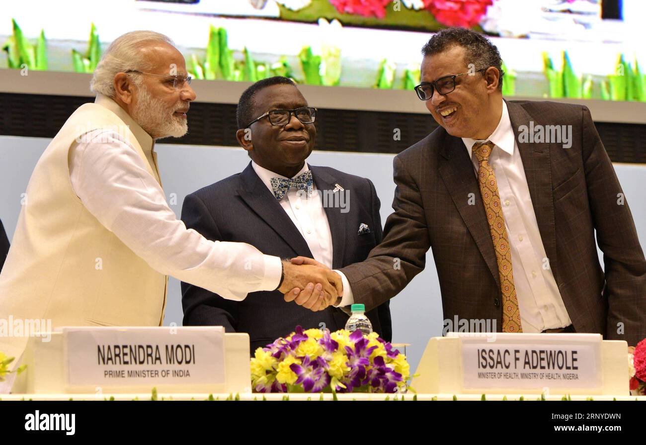 (180314) -- NUOVA DELHI, 14 marzo 2018 -- il primo ministro indiano Narendra modi (L) stringe la mano a Tedros Adhanom Ghebreyesus (R), direttore generale dell'Organizzazione Mondiale della Sanità, durante l'inaugurazione del vertice di Delhi End-TB, a nuova Delhi il 13 marzo 2018. Narendra modi martedì ha fissato il 2025 come scadenza per sradicare la tubercolosi dall'India, cinque anni prima di un obiettivo globale. (psw) INDIA-NUOVA DELHI-END-TB SUMMIT ParthaxSarkar PUBLICATIONxNOTxINxCHN Foto Stock