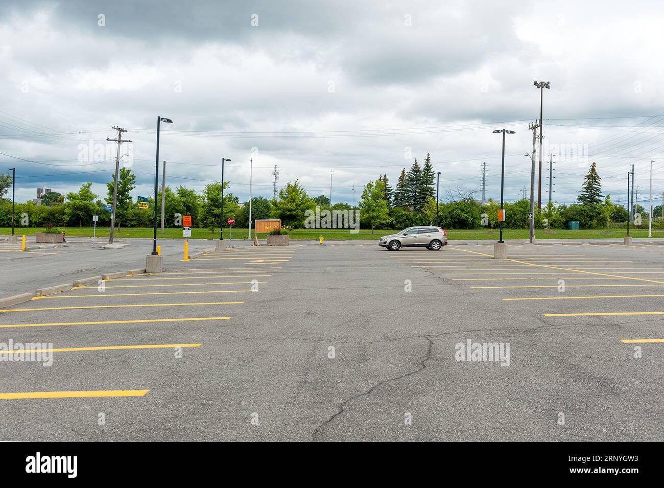 auto solitaria parcheggiata in un ampio parcheggio. Foto Stock