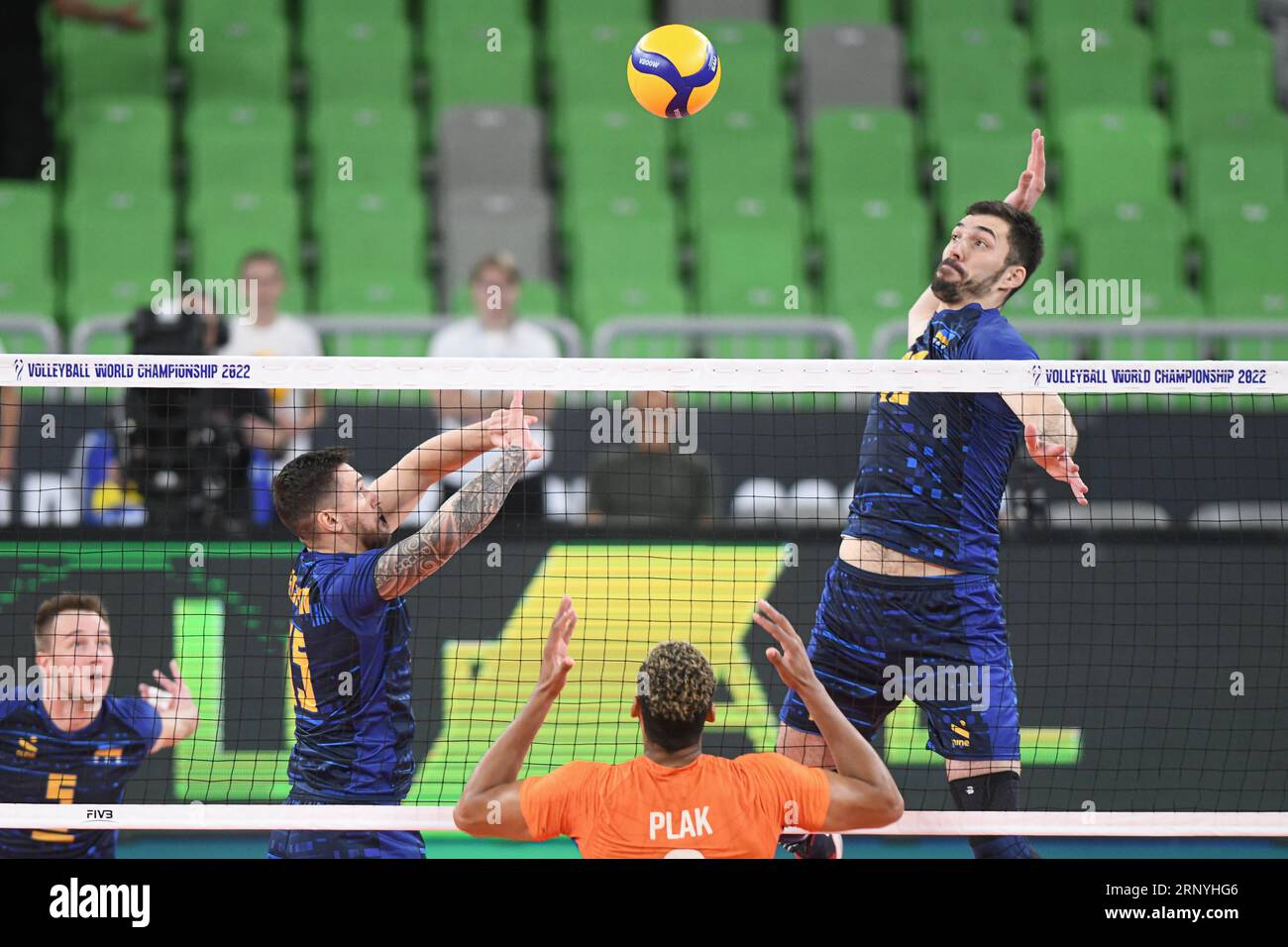 Yurii Semeniuk, Vitaliy Shchytkov (Ucraina); Fabian Plak (Paesi Bassi). Campionato del mondo di pallavolo 2022. Round di 16 Foto Stock
