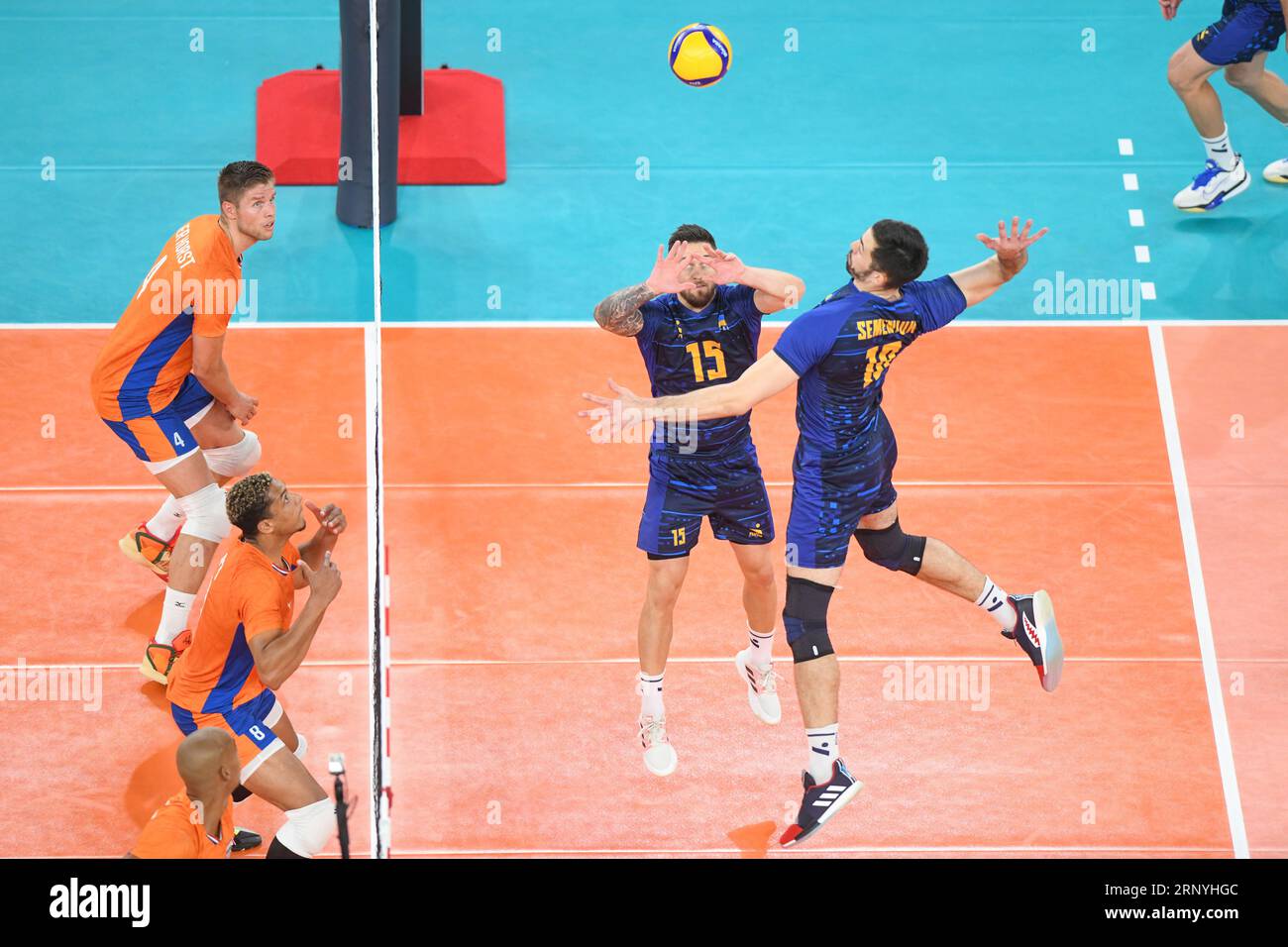 Yurii Semeniuk, Vitaliy Shchytkov (Ucraina); Fabian Plak, Thijs ter Horst (Paesi Bassi). Campionato del mondo di pallavolo 2022. Round di 16 Foto Stock