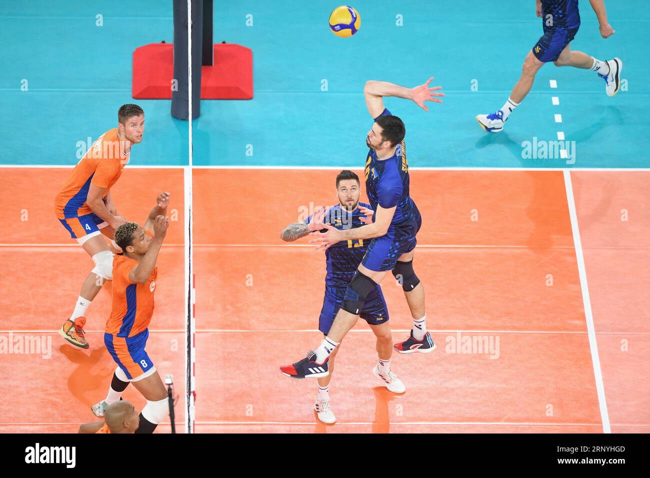 Yurii Semeniuk, Vitaliy Shchytkov (Ucraina) contro i Paesi Bassi. Campionato del mondo di pallavolo 2022. Round di 16 Foto Stock