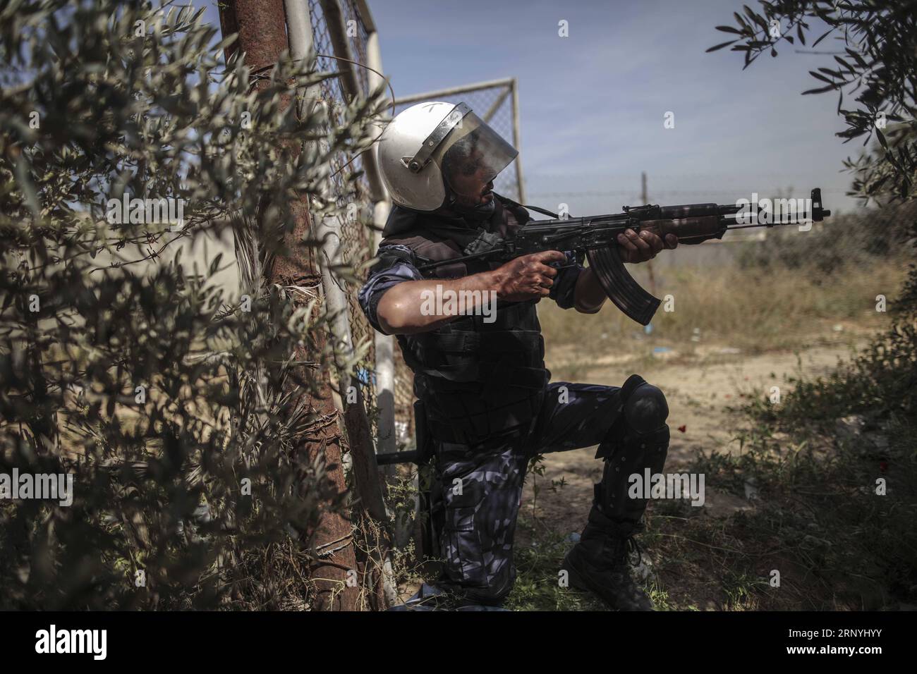 (180322) -- GAZA, 22 marzo 2018 -- Un membro delle forze di sicurezza palestinesi fedele ad Hamas prende posizione durante un'operazione nel campo profughi di al-Nussairat, nella Striscia di Gaza centrale, il 22 marzo 2018. La polizia di Gaza, gestita da Hamas, ha ucciso giovedì due sospettati del fallito tentativo di assassinio del primo ministro palestinese nella Striscia di Gaza della scorsa settimana. ) (zf) MIDEAST-GAZA-MILITARE-ASSASSINIO WissamxNassar PUBLICATIONxNOTxINxCHN Foto Stock