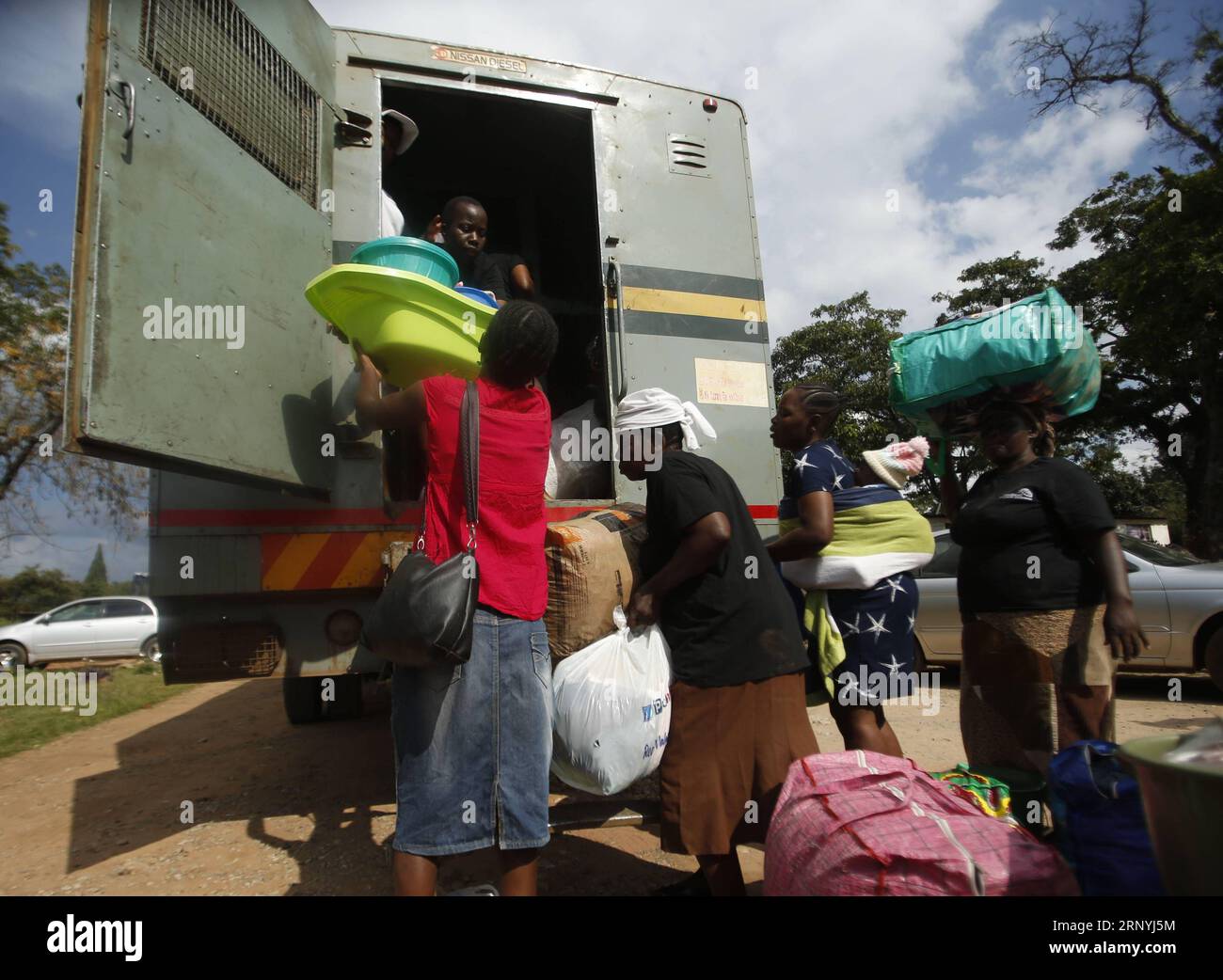 (180322) -- HARARE, 22 marzo 2018 -- i prigionieri rilasciati lasciano la prigione massima di Chikurubi a Harare, Zimbabwe, il 22 marzo 2018. Il presidente dello Zimbabwe Emmerson Mnangagwa ha perdonato 3.000 prigionieri come parte degli sforzi del governo volti a decongestionare le prigioni e migliorare le condizioni di vita dei detenuti. Alcuni dei prigionieri saranno rilasciati giovedì pomeriggio. ) ZIMBABWE-HARARE-PRESIDENT-PRISONERS-PARDON ShaunxJusa PUBLICATIONxNOTxINxCHN Foto Stock