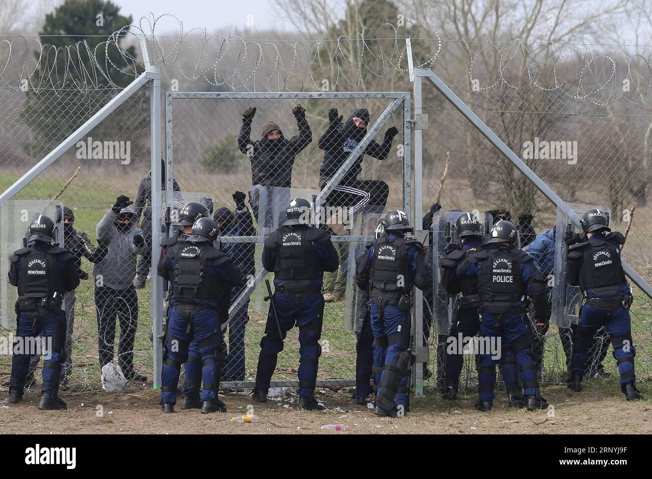 (180322) -- KELEBIA (UNGHERIA), 22 marzo 2018 -- soldati e poliziotti ungheresi e slovacchi partecipano a un'esercitazione di gestione delle crisi per prevenire l'immigrazione clandestina intitolata sforzo cooperativo 2018 al confine tra Ungheria e Serbia vicino a Kelebia, Ungheria meridionale, il 22 marzo 2018. ) UNGHERIA-KELEBIA-ESERCIZIO DI GESTIONE DELLE CRISI-MIGRAZIONE ILLEGALE ATTILAXVOLGYI PUBLICATIONXNOTXINXCHN Foto Stock