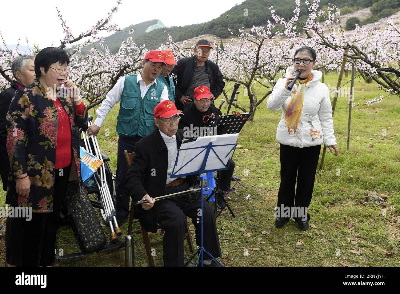 (180324) -- NINGBO, 24 marzo 2018 -- gli anziani che vivono da soli cantano in vista di primavera con la compagnia di volontari nel villaggio di Linjia del distretto di Fenghua a Ningbo, nella provincia dello Zhejiang della Cina orientale, 24 marzo 2018. ) (Xzy) CHINA-NINGBO-SPRING-ACTIVITY (CN) HuangxZongzhi PUBLICATIONxNOTxINxCHN Foto Stock