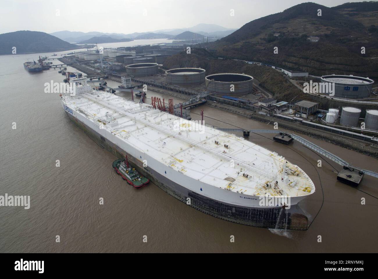 (180326) -- PECHINO, 26 marzo 2018 -- la superpetroliera ti Europe è stata vista in un ormeggio nella zona portuale di Daxie del porto di Ningbo-Zhoushan a Ningbo, nella provincia dello Zhejiang della Cina orientale, 16 febbraio 2017. Lunedì scorso la Cina ha lanciato il commercio di contratti futures sul petrolio greggio alla Shanghai International Energy Exchange, con la sua costante apertura del settore finanziario. Si tratta dei primi contratti futures quotati sulla Cina continentale agli investitori esteri, ponendo gli investitori nazionali ed esteri su un piano di parità. ) (lmm) titoli di Xinhua: La Cina lancia contratti future sul petrolio greggio HuangxZongzhi PUBLICATIONxNOTxINxCHN Foto Stock