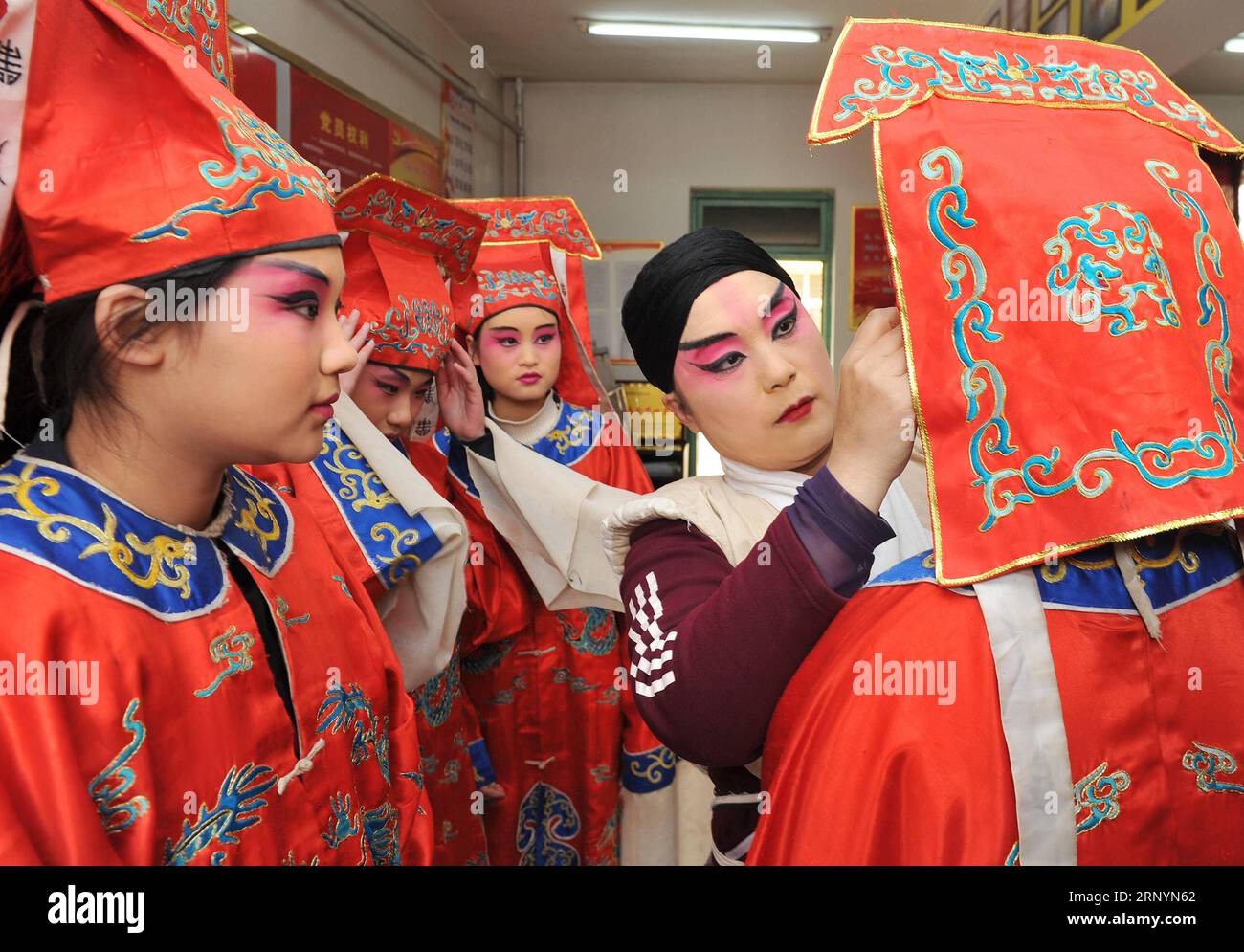 (180327) -- CANGZHOU, 27 marzo 2018 -- Un artista d'opera Bangzi aiuta gli studenti della Renqiu Second Experimental Primary School con il loro trucco teatrale a Cangzhou, nella provincia di Hebei nella Cina settentrionale, 27 marzo 2018. Le compagnie operistiche professionali di Cangzhou sono incoraggiate a portare vari eventi legati all'opera nei campus scolastici come parte di una campagna di promozione culturale in corso sostenuta dal governo locale. ) (lmm) CHINA-HEBEI-CAMPUS-OPERA-TROUPE (CN) MuxYu PUBLICATIONxNOTxINxCHN Foto Stock