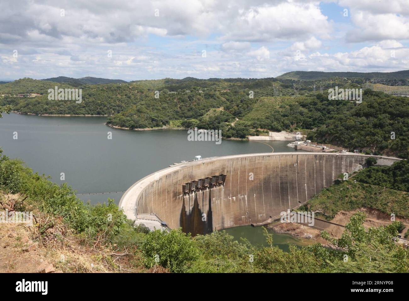 (180328) -- KARIBA, 28 marzo 2018 -- foto scattata il 28 marzo 2018 mostra la diga di Kariba a Kariba, Mashonaland West, Zimbabwe. Mercoledì il presidente dello Zimbabwe Emmerson Mnangagwa ha commissionato il progetto di espansione Kariba South Hydro Power da 533 milioni di dollari, probabilmente il più grande progetto di sviluppo energetico del paese dall'indipendenza nel 1980. (srb) ZIMBABWE-KARIBA-HYDRO POWER EXPANSION ShaunxJusa PUBLICATIONxNOTxINxCHN Foto Stock