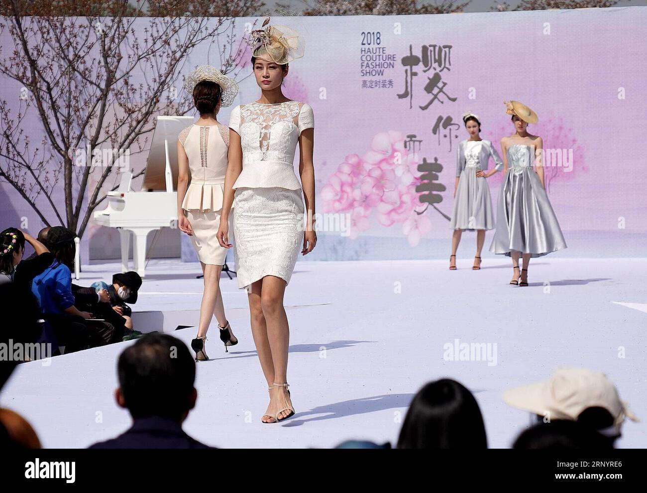 (180331) -- SHANGHAI, 31 marzo 2018 -- Models present Summer Dresses under Cherry Blossoms at Gucun Park in East China S Shanghai, 31 marzo 2018. ) (dhf) CHINA-SHANGHAI-MODEL-SHOW (CN) ChenxFei PUBLICATIONxNOTxINxCHN Foto Stock