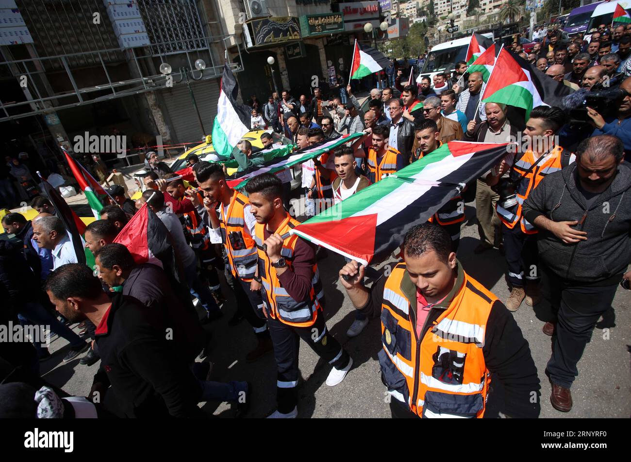 (180331) -- NABLUS, 31 marzo 2018 -- i palestinesi prendono parte a un funerale simbolico in solidarietà per coloro che sono stati uccisi un giorno prima durante gli scontri con le truppe israeliane vicino ai confini, nella città di Nablus in Cisgiordania, il 31 marzo 2018. Il Consiglio di sicurezza delle Nazioni Unite ha tenuto una sessione urgente sabato sull'incidente violento di Gaza su richiesta del Kuwait, presidente di questo mese, ma non è riuscito a raggiungere un accordo su una dichiarazione finale sull'incidente che ha causato 15 morti e oltre 1.200 feriti. Alla luce di ciò, il Segretario generale delle Nazioni Unite Antonio Guterres ha chiesto un'indagine indipendente e trasparente Foto Stock