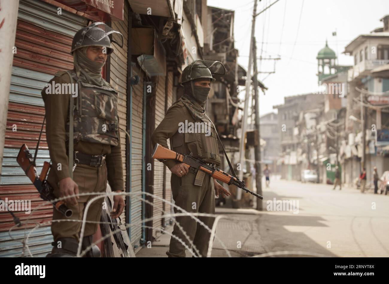 (180402) -- KASHMIR, 2 aprile 2018 -- truppe paramilitari indiane stanno di guardia in una strada durante le restrizioni nella città di Srinagar, la capitale estiva del Kashmir controllato dagli indiani, 2 aprile 2018. La vita nelle aree a maggioranza musulmana del Kashmir controllato dagli indiani lunedì è rimasta paralizzata, un giorno dopo che la violenza mortale ha causato 20 vite e ha lasciato più di 150 feriti. ) (zf) INDIA-KASHMIR-SRINAGAR-RESTRIZIONI JavedxDar PUBLICATIONxNOTxINxCHN Foto Stock