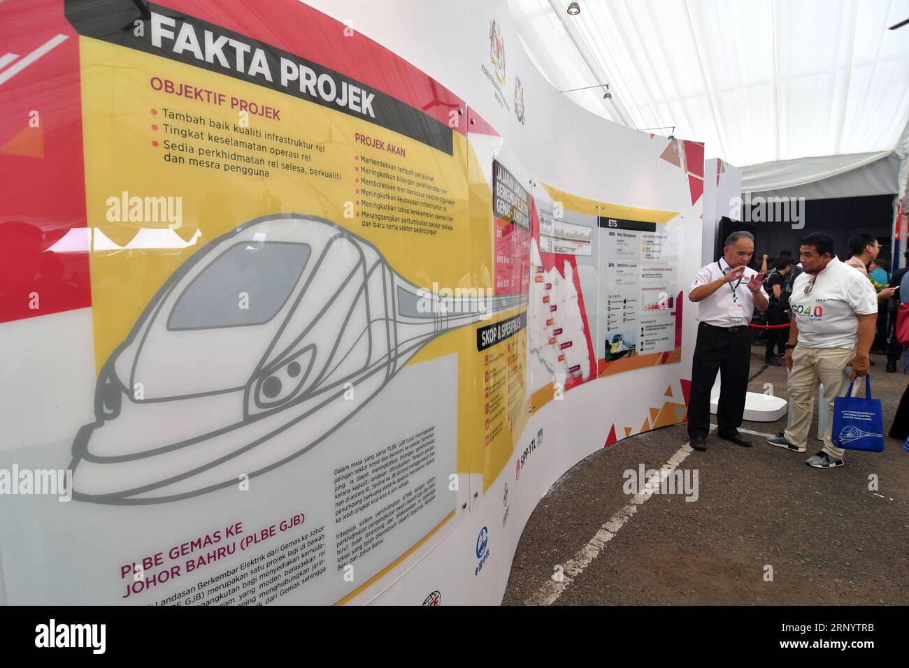 (180403) -- SEGAMAT (Malesia), 3 aprile 2018 -- Un uomo ascolta l'introduzione del progetto alla cerimonia rivoluzionaria del progetto ferroviario a doppio tracciamento elettrico Gemas to Johor Bahru, a Segamat, Malesia, 3 aprile 2018. Un progetto di potenziamento ferroviario intrapreso dalle aziende cinesi nel sud della Malesia rafforzerà ulteriormente i legami tra i due paesi, ha affermato martedì il primo ministro malese Najib Razak. )(rh) MALAYSIA-SEGAMAT-RAILWAY ChongxVoonxChung PUBLICATIONxNOTxINxCHN Foto Stock