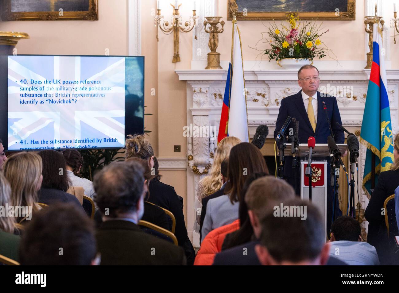 (180405) -- LONDRA, 5 aprile 2018 -- l'ambasciatore russo nel Regno Unito Alexander Yakovenko (Rear) partecipa a una conferenza stampa presso la residenza dell'ambasciatore russo a Londra, in Gran Bretagna, il 5 aprile 2018. L'ambasciatore russo nel Regno Unito Alexander Yakovenko giovedì ha affermato che la comunità internazionale non è disposta ad associarsi al Regno Unito e agli Stati Uniti per l'avvelenamento di Sergei Skripal dopo che la proposta della Russia di un'indagine congiunta sul caso è stata respinta in a riunione dell'Organizzazione per la proibizione delle armi chimiche (OPCW) mercoledì. ) BRITAIN-LONDON-RUSSIAN AMBASSA Foto Stock